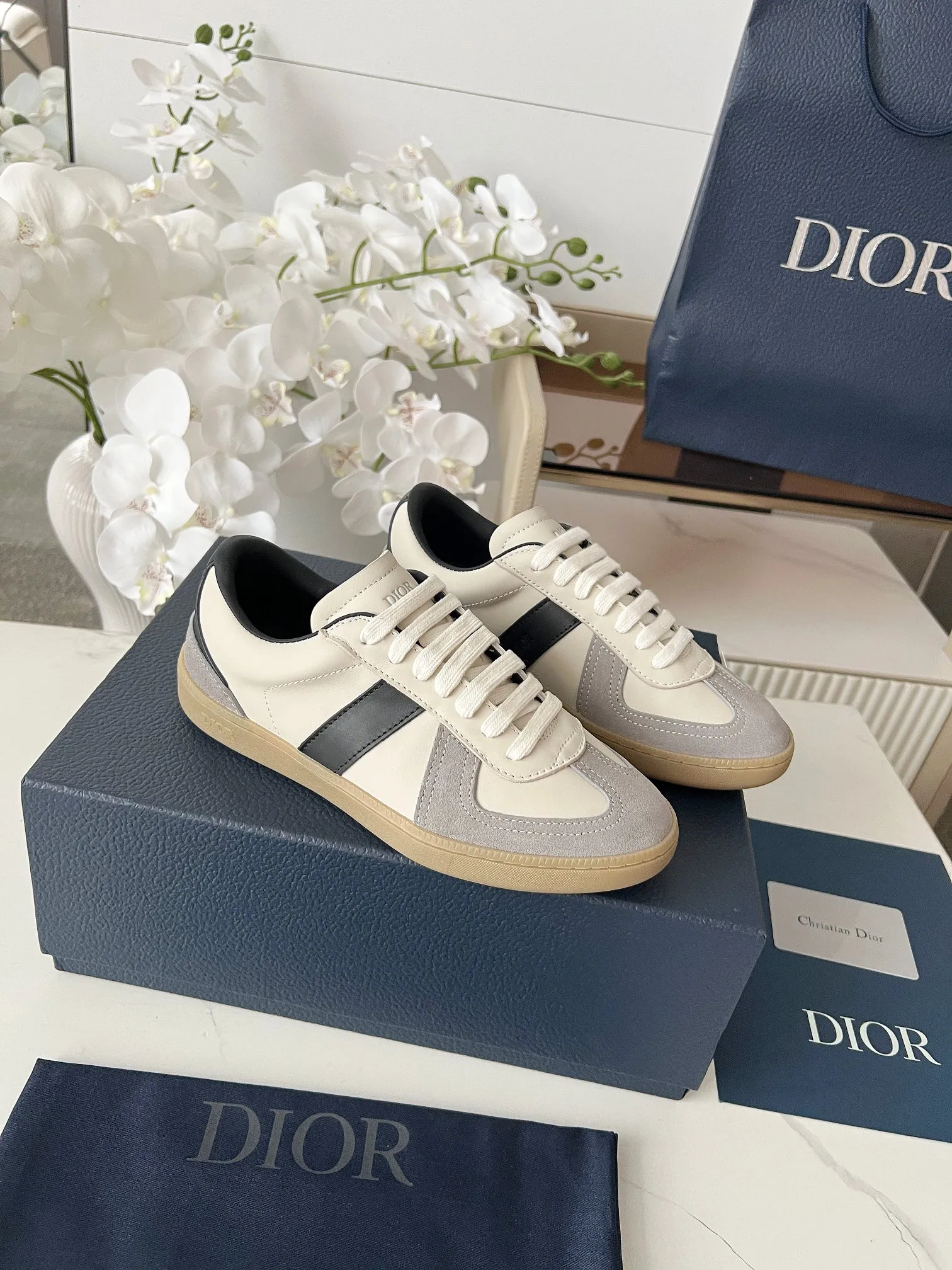 Men's Men's Shoes💰420 [New Style]🍿🍿Dior Dior Size: 38-44 (45 customized) 2025 new Dior B01 top version of moral training shoes! ! ! Made of white and brown first-layer cowhide, paired with white high-mercerized smooth suede, the upper is fully oiled and the original TPU molded outsole. New to the Fall 2025 collection, this sneaker marks the return of Dior’s classic style, reinterpreted in a stylish and elegant silhouette. Crafted from brown and white smooth first-grain cowhide, it's decorated with white high-mercerized cow suede splicing to enhance the style. Lined in tonal silk sheepskin, the shoe is finished with the Dior logo on the tongue and inner sides, and the CD icon on the heel. Paired with amber Tpu non-slip soles, it can be matched with various styles to create a sophisticated look.